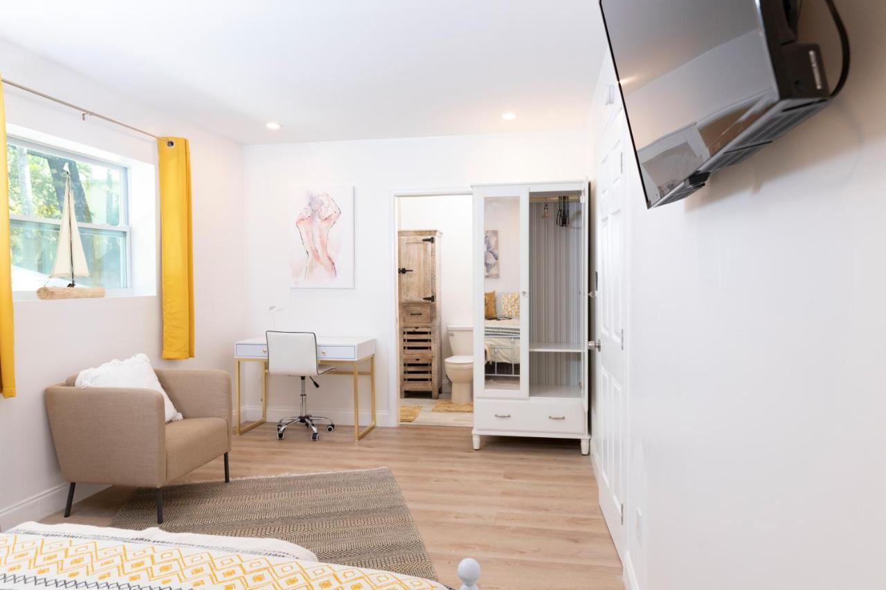 Beautiful Casita With King Bed And Private Patio Close To Calle 8, Mia Airport, Coral Gables Miami Bagian luar foto