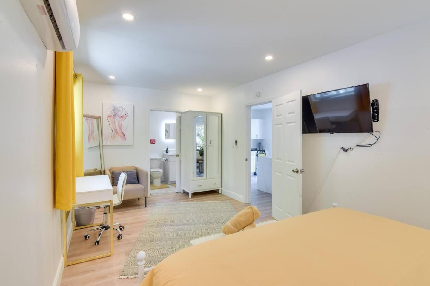 Beautiful Casita With King Bed And Private Patio Close To Calle 8, Mia Airport, Coral Gables Miami Bagian luar foto