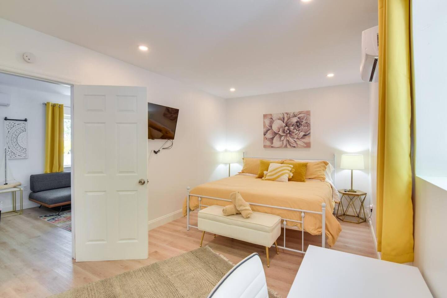 Beautiful Casita With King Bed And Private Patio Close To Calle 8, Mia Airport, Coral Gables Miami Bagian luar foto